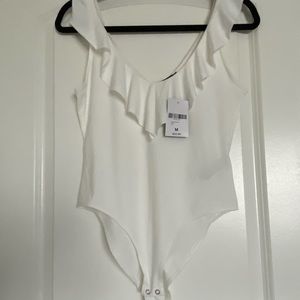 NWT FOREVER 21 CREAM/WHITE RUFFLED BODYSUIT SIZE M